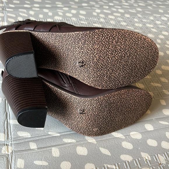 NEVER WORN Boots - Picture 5 of 8